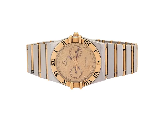OMEGA, Constellation, Chronometer, s.k "Uggla", Serie nr. serienummer i tusch ej bevarat, Ref nr. DB 398.0869, Boett nr. 198.0142 / 398.0869, herrur, 32,5 mm, stål/guld, quartz, safirglas, dag, datum, skadad urtavla, utbytt urverk (ej signerat), integrerad originallänk (skadad/saknar delar), viklås, Ref nr. 1448/012, ca 1985.