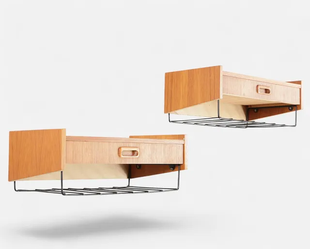 Et par sengeborde af teak, front med skuffe, underliggende hylde af sortlakeret metal. Danmark, 1960'erne.