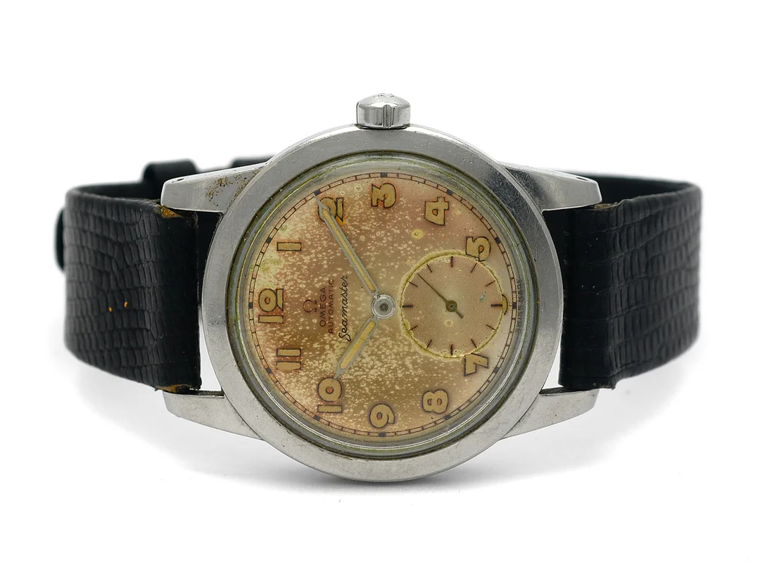 OMEGA, Seamaster, Cal 342, Serie nr. 12470977, Ref nr. CK 2576, Boett nr. C 2576-1, herrur, 35 mm, stål (staybrite), hammarautomat, plexiglas, liten sekundvisare, skadad urtavla, läderband, ca 1950. — Klockor/Omega — Kaplans