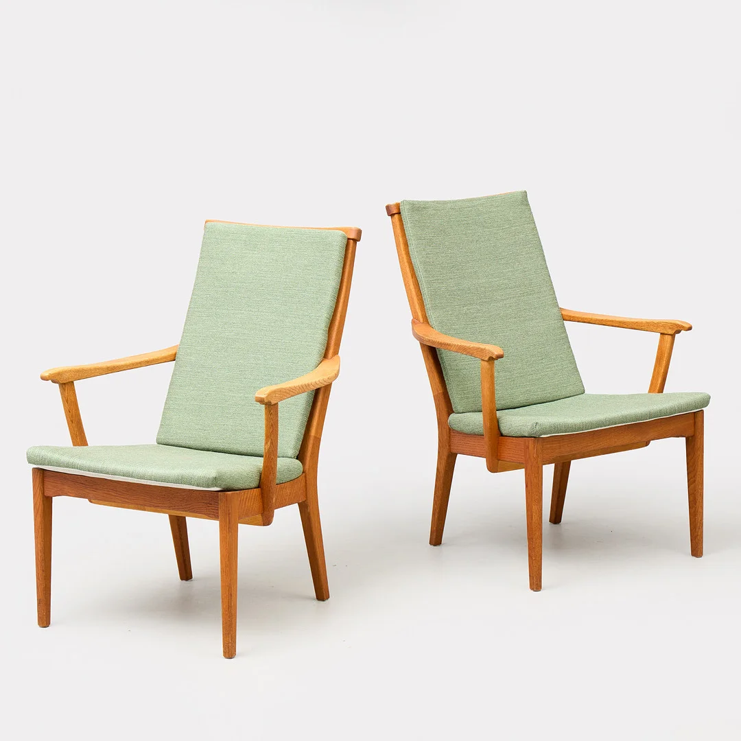 CARL MALMSTEN. karmstolar ett par "Vapensmeden", 1900-talets andra hälft. — Armchairs & Chairs — Uppsala Auktionskammare