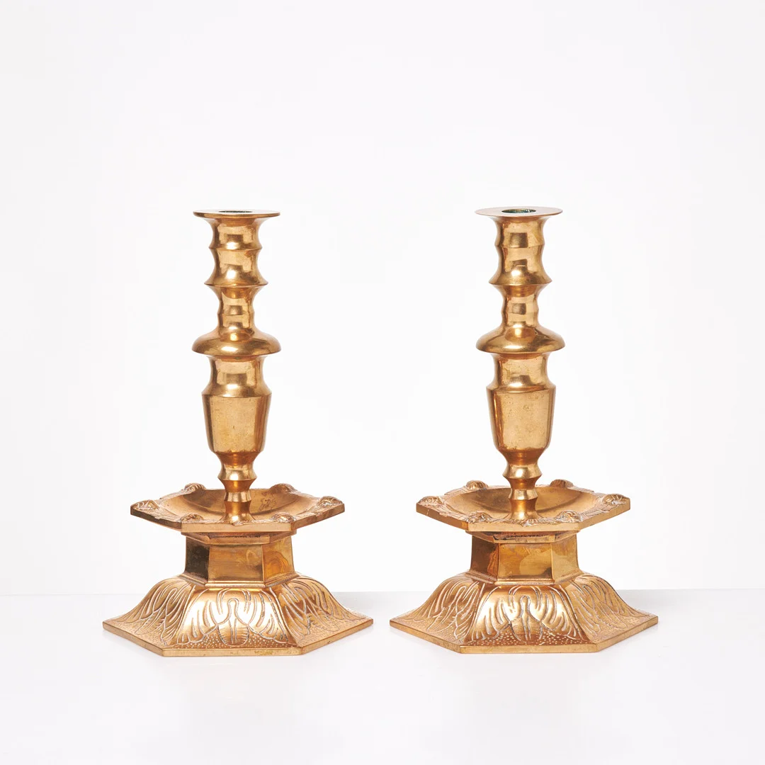 LJUSSTAKAR, 1 par, mässing, varav en undertill märkt, Malm. — Candlesticks — Stockholms Auktionsverk Sickla