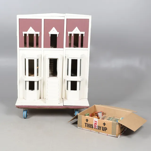 AN EARLY 20TH CENTURY SCRATCH BUILT DOLLS HOUSE AND FURNITURE.