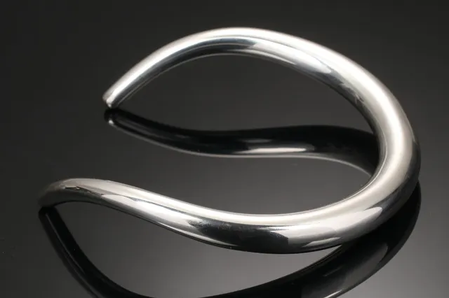 Anne Ammitzbøl for Georg Jensen.' Aura' halsring af sterling sølv