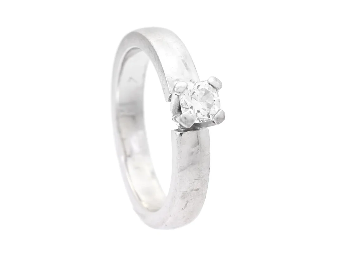 ENSTENSRING, 18K vitguld, diamant ca 0,37 ct, ca TCr/VS2, Wilhelm Petterssons Guldsmedsaffär, Stockholm, stl 16,5 mm, vikt 6,6 g. — Smycken/Enstensring — Kaplans