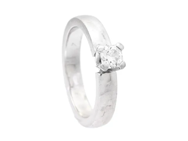 ENSTENSRING, 18K vitguld, diamant ca 0,37 ct, ca TCr/VS2, Wilhelm Petterssons Guldsmedsaffär, Stockholm, stl 16,5 mm, vikt 6,6 g.