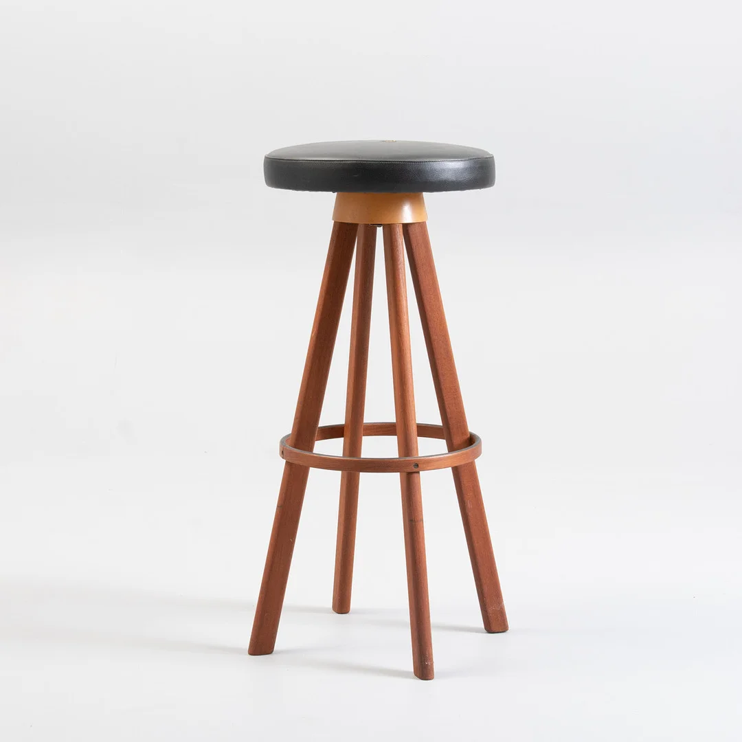 HANS OLSEN. Barstol, teak, produceret af Frem Rølje. Betrukket med sort kunstlæder. Danmark, 1960'erne. — Armchairs & Chairs — Sørensen Auktioner