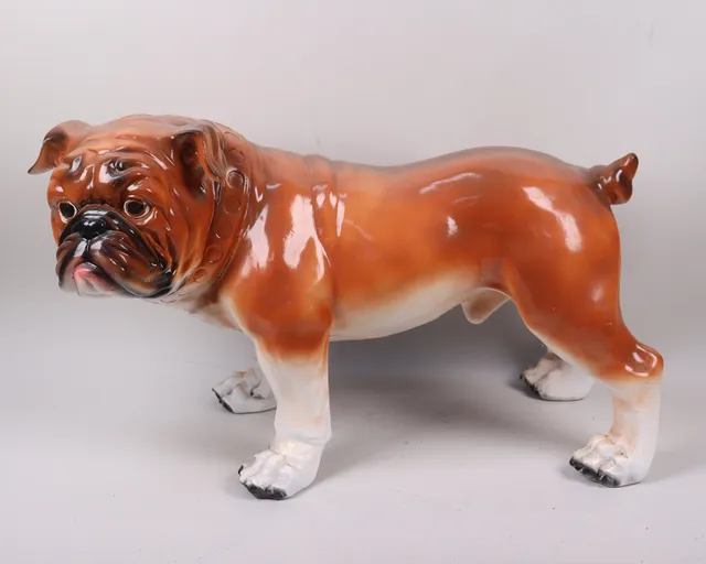 BULLDOG, stor skulptur i bemålat harts/glasfiber.