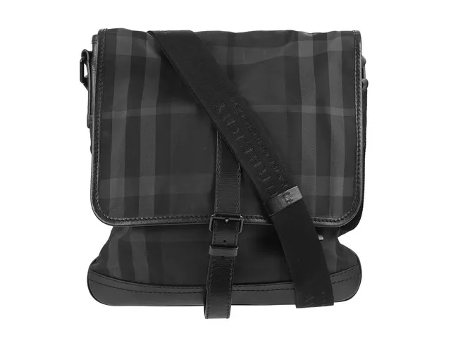 VÄSKA, BURBERRY, rutigt nylon, svart läder, 31x35 cm, dustbag.