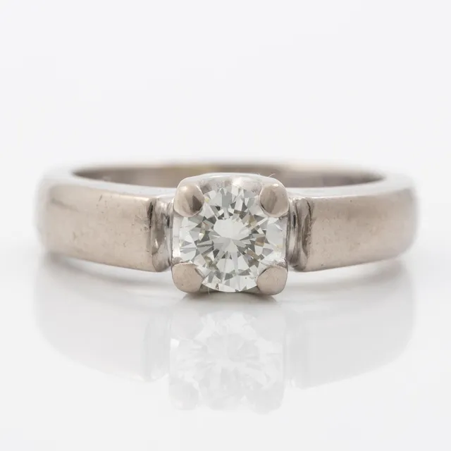 Ring, 18K vitguld med briljantslipad diamant 0.56 ct enligt gravyr.
