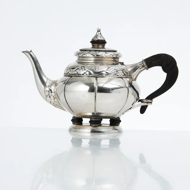 TEKANNA, silver, Christian F. Heise, Danmark 1915, pärlstavsdekor, trähandtag, trädetaljer, fyra fötter på rund fotplatta.