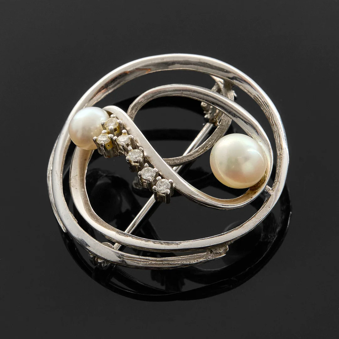 BROSCH, 18k, med pärla och diamanter. — Brooches & Pendants — Crafoord Auktioner Stockholm