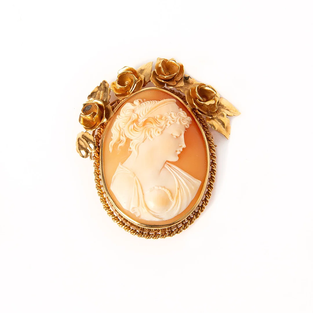 BROSCH/HÄNGE, 18K guld med skuren snäckskalscamé, John Petterson, Stockholm, 1948 - 49. — Brooches & Pendants — Stockholms Auktionsverk Göteborg