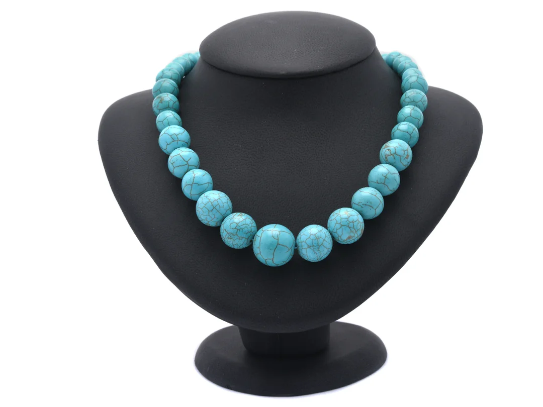 COLLIER, behandlade howlitkulor, ca 6-18 mm, lås i vitmetall. längd 52-57 cm. — Smycken/Collier — Kaplans