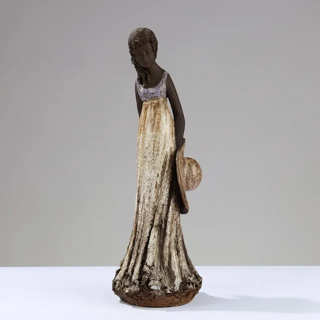 INGA JENSEN: Håndlavet 'Inga-pige' skulptur af delvist glaseret stentøj forestillende ung, kjoleklædt kvinde, udført på eget værksted i Danmark, 1900-tallets anden halvdel.