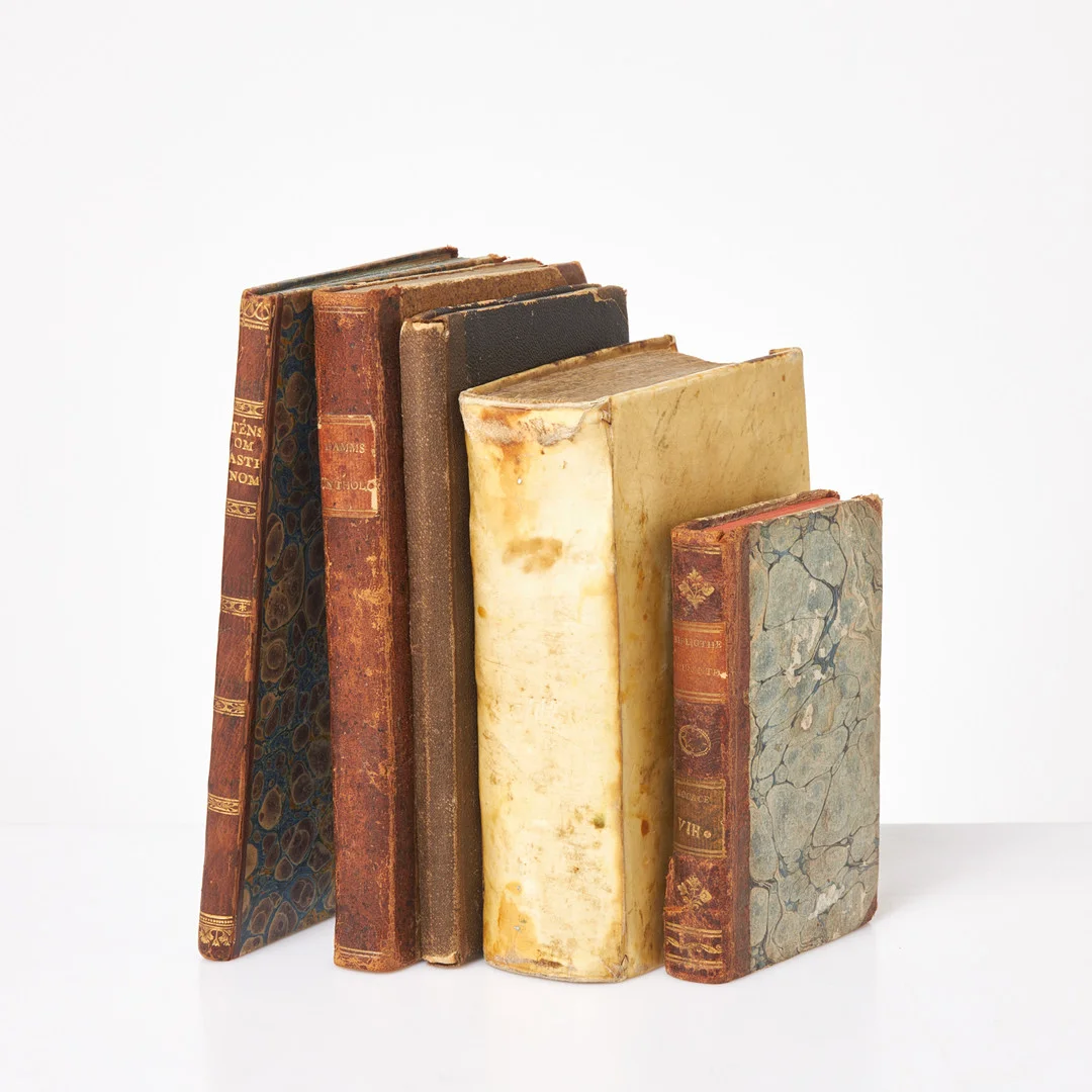 ÄLDRE BÖCKER, 5 st, Theologi, 1611, pergamentband, Grekerna och romarnas mytologi, Ryska kejsarinnan Katarina I:s lefwerne, 1811, fransk bok 1783, Schilten Kort underrättelse uti läran om globerna, 1796, samtida hlfr band. — Books — Stockholms Auktionsverk Sickla