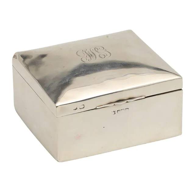AN EDWARDIAN SILVER CIGARETTE BOX.
