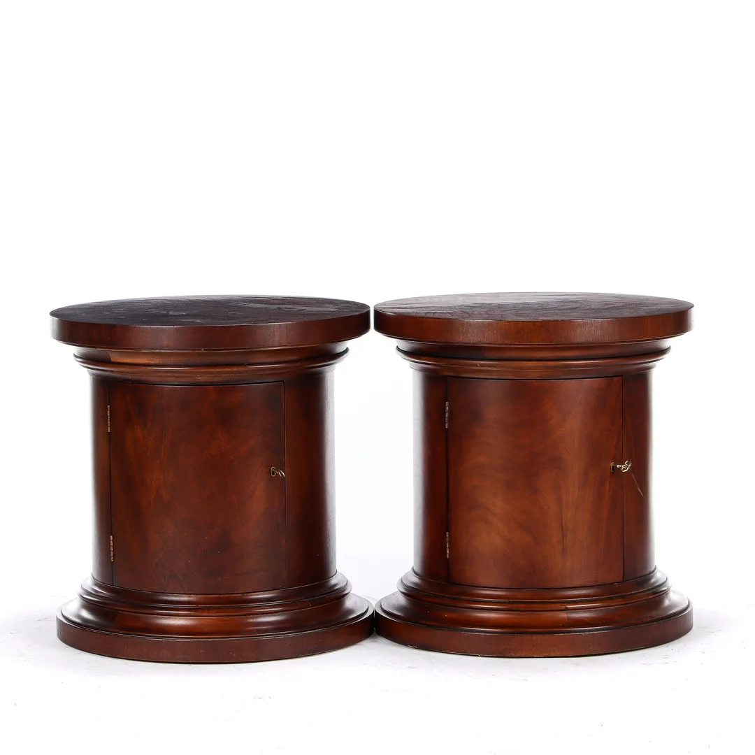 Ralph Lauren. A pair of mahogany side tables (2) — Furniture/Coffee tables, occasional tables — Lauritz