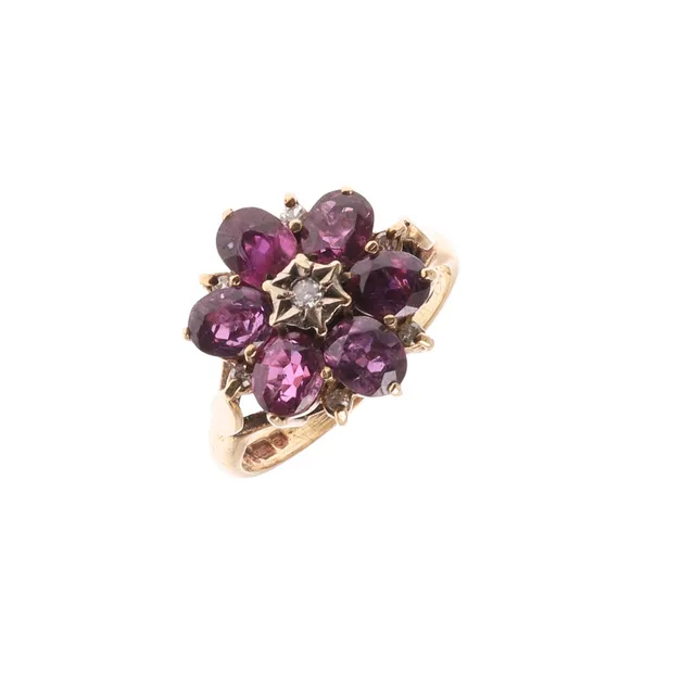 A GARNET AND DIAMOND CLUSTER RING.