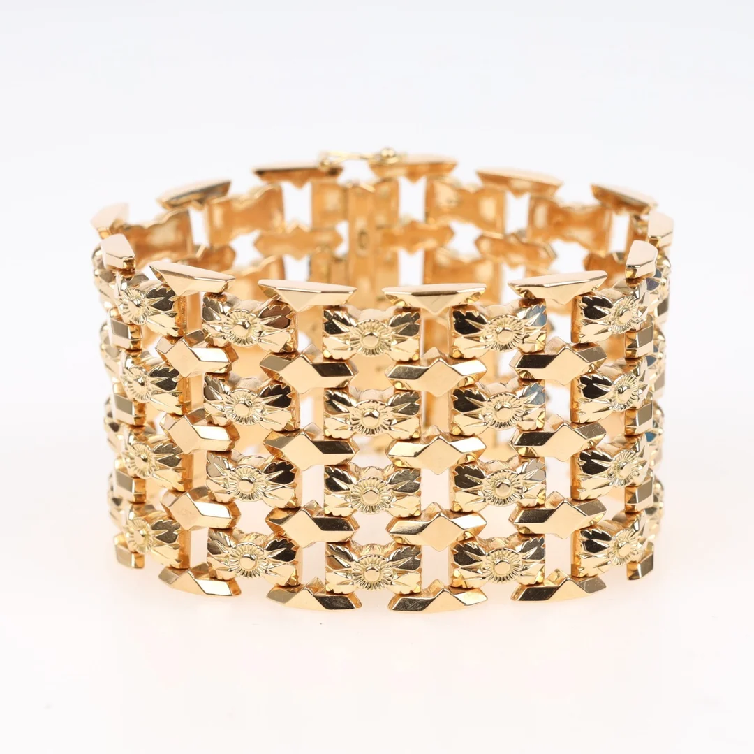 Italian wide bracelet of 18 kt. gold, 73.4 g. The 1960s. — Jewellery/Bracelets — Lauritz