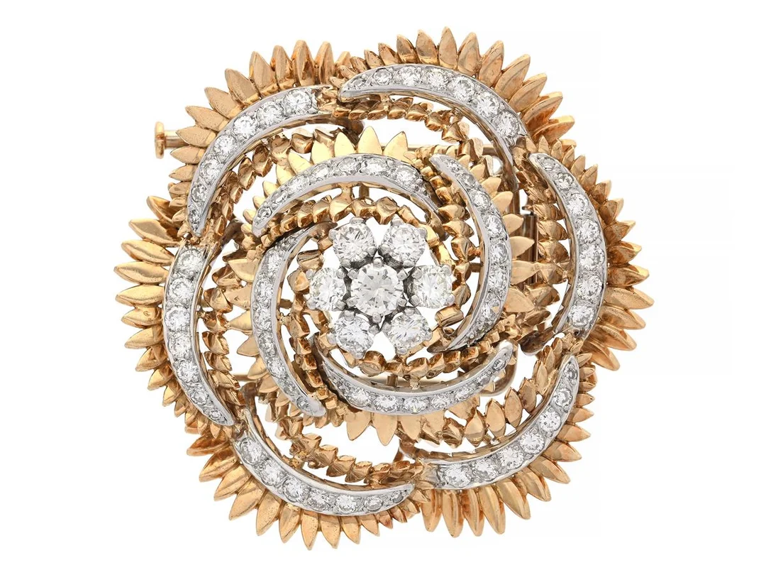 BROSCH, 18K guld/platina, briljant- och åttkantslipade diamanter ca 2,30 ctv, ca TW-Cr/VVS-VS, Frankrike, 1900-talets mitt, mått 47x47 mm, vikt 27,3 g, enstaka diamanter har nagg. — Smycken/Brosch — Kaplans