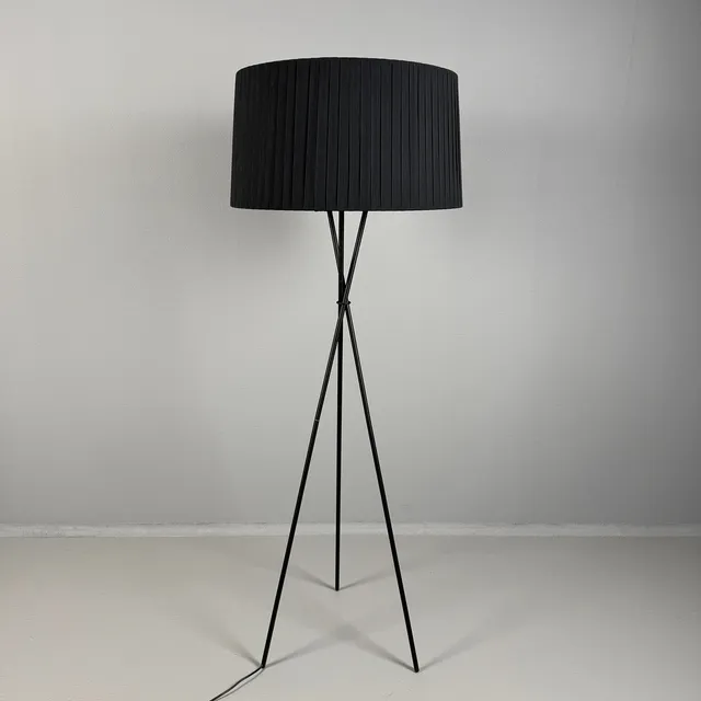 SANTA & COLE, golvlampa, "Tripode G5", pulverlackerad metallstomme, svart textilskärm.