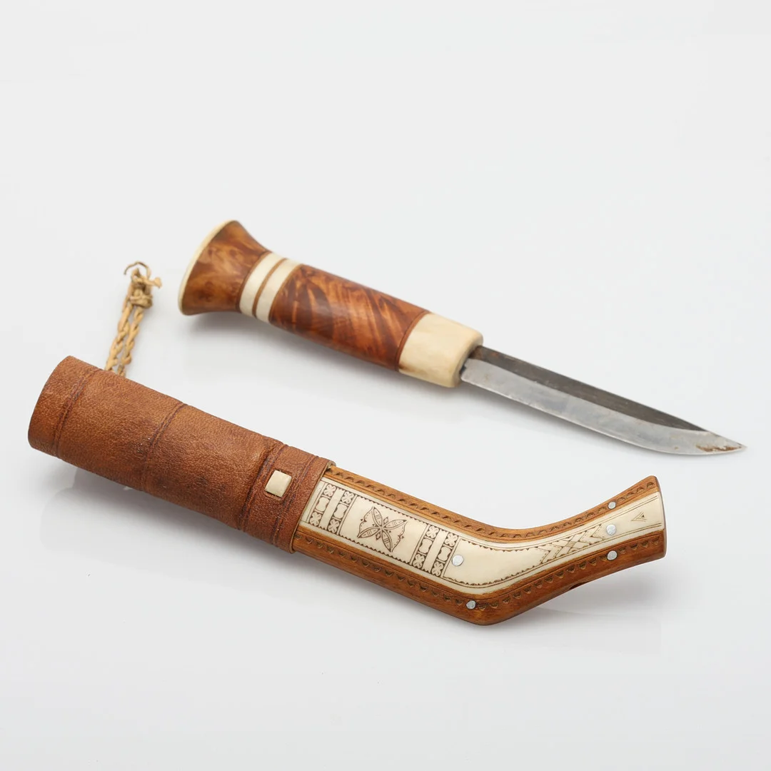 NIKOLAUS FANKKI (1927-2014). Samekniv. Monogramsignerad NF. — Sami Arts & Crafts — Uppsala Auktionskammare
