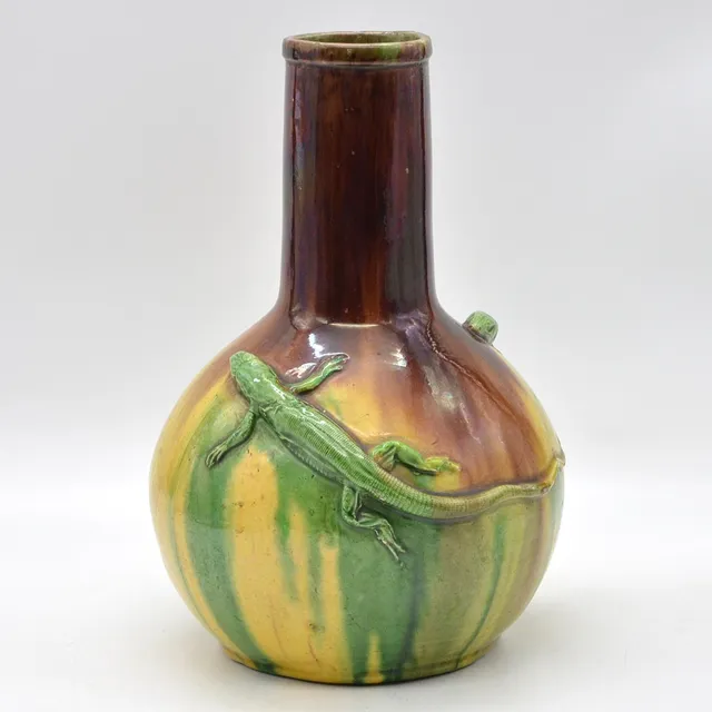 KARL SVENSSON. JUGENDSTIL-DESIGNERVASE, KERAMIK, FARBIG GLASIERT, MIT ECHSEN VERZIERT, SCHWEDEN, 20. JAHRHUNDERT.
