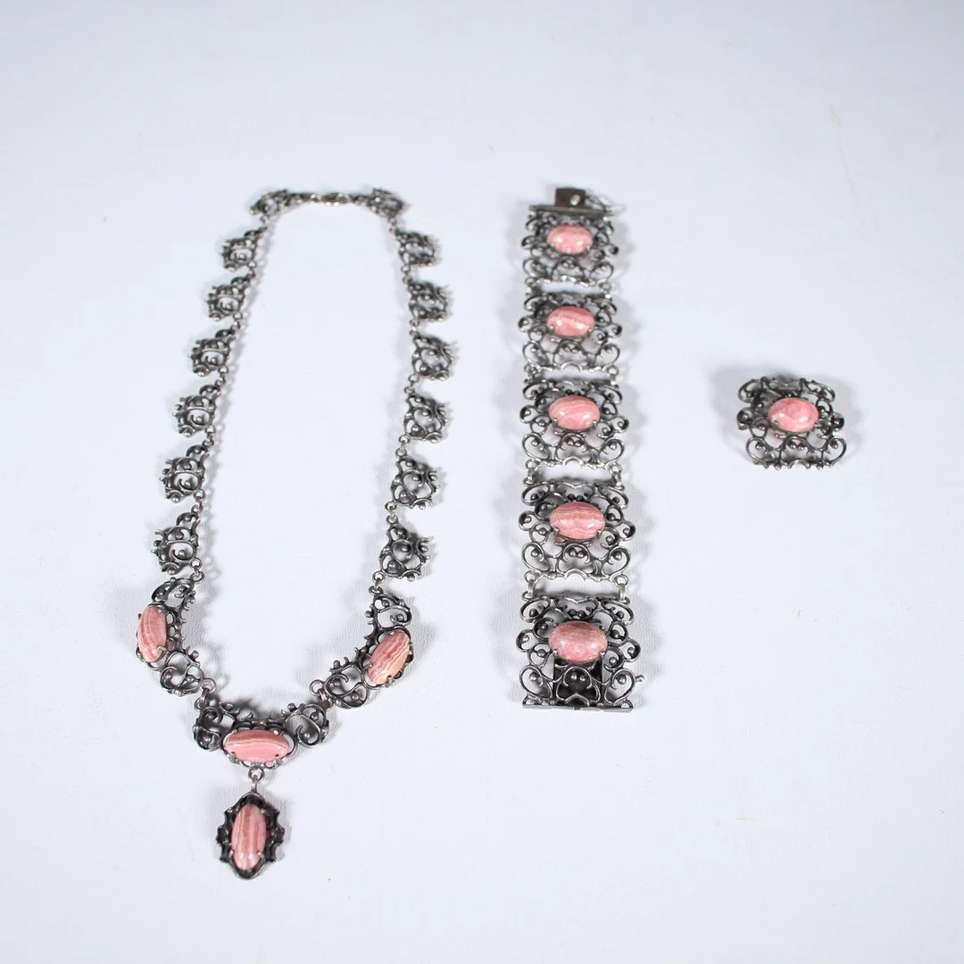Schmuckset mit Steinen, Kette, Armband und Brosche, 3-teilig. — Jewellery — Stockholms Auktionsverk Düsseldorf/Neuss