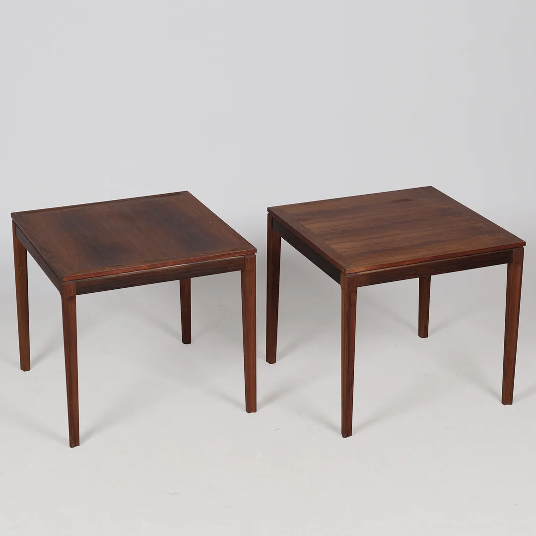 DANSK MØBELDESIGN. Et par firkantet sideborde af palisander, dansk møbelproduent, Danmark, 1900 tallets anden halvdel, (2). — Tables — Palsgaard Kunstauktioner