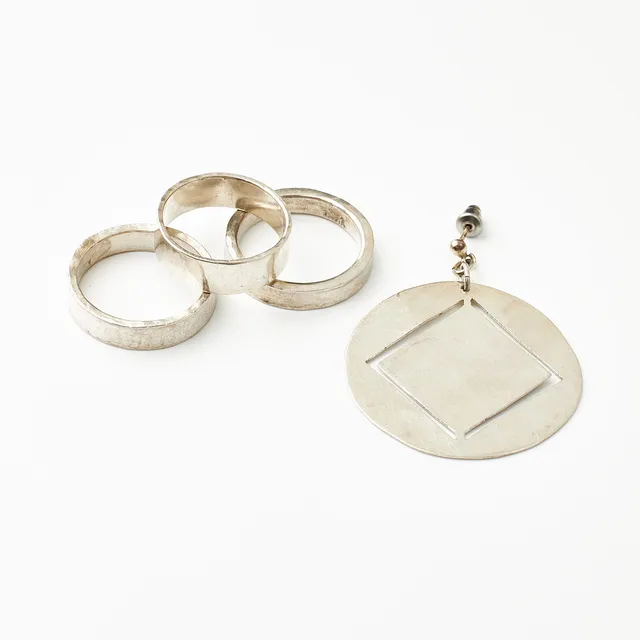 OLOF BARVE, ringar, 3 st., hamrad dekor, ÖRHÄNGE, sterlingsilver, Visby 1980/1990-tal.