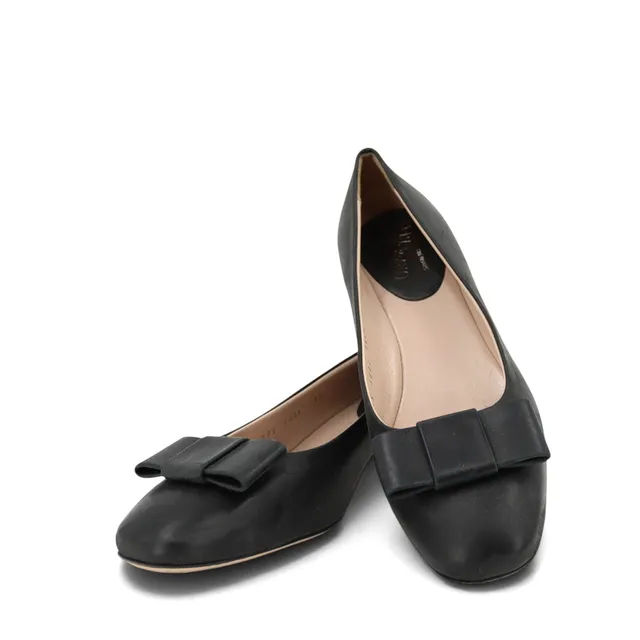 SALVATORE FERRAGAMO. Skor, dam, pumps, svart skinn, märkt stl. 8 1/2, Italien.