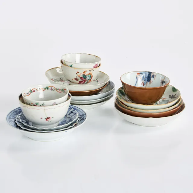 PARTI PORSLIN, 17 delar, Kina, Kangxi (1662–1722) och 17–1800-tal, dekor av blommor, trädgårdslandskap, djur och flodlandskap i blåvit underglasyr och famille rose.