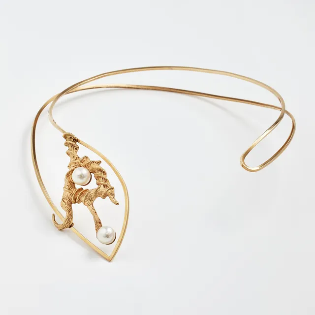ELON ARENHILL. halssmycke, 18 k guld, genombruten halsring med abstrakt dekorelement, 2 odlade saltvattenspärlor, Malmö 1962.