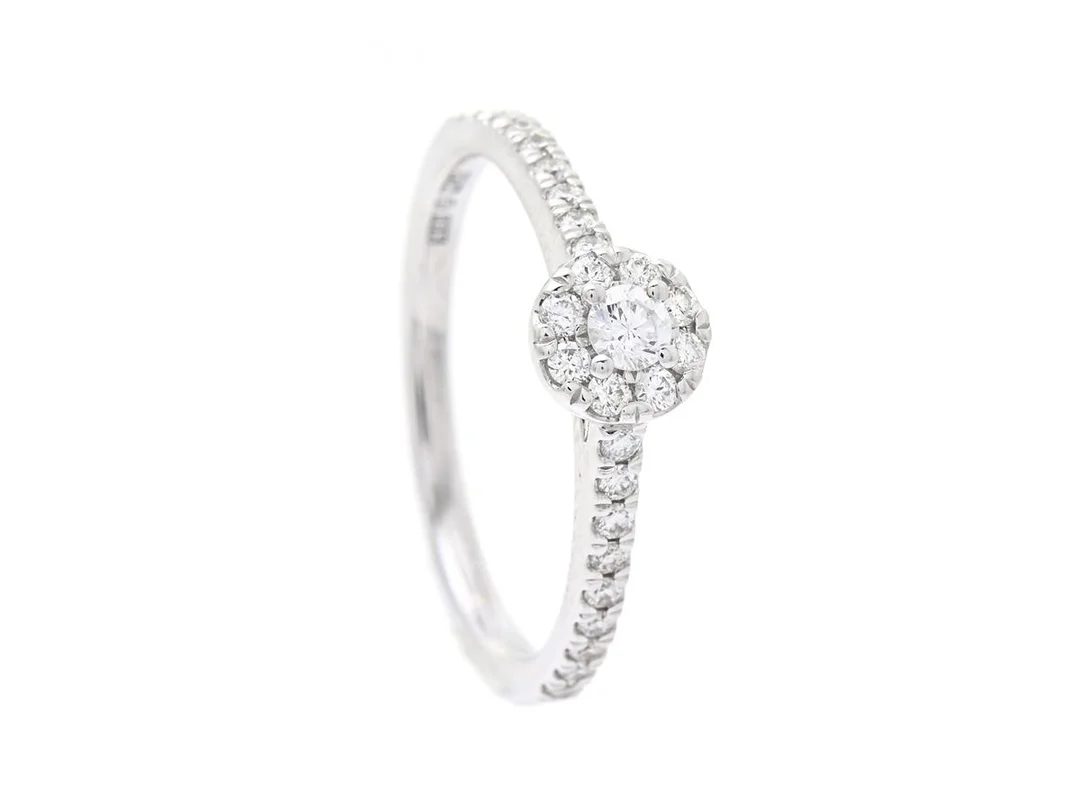 RING, 18K vitguld, 27 briljantslipade diamanter ca 0,36 ctv varav mittsten ca 0,09 ct, ca TW-W/VVS-VS, stl 16,25 mm, vikt 2,5 g. — Smycken/Ring — Kaplans