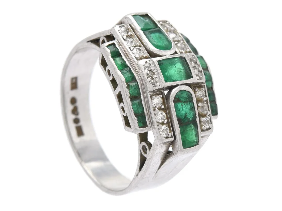 RING, platina, smaragder, 12 gammal - och 6 åttkantslipade diamanter ca 0,30 ctv, Hugo Strömdahl, Stockholm 1959, stl 17,5 mm, vikt 10,6 g, smaragderna med slitna fasettkanter, flera smaragder med skador och nagg, enstaka diamanter med skada och nagg. — Smycken/Ring — Kaplans