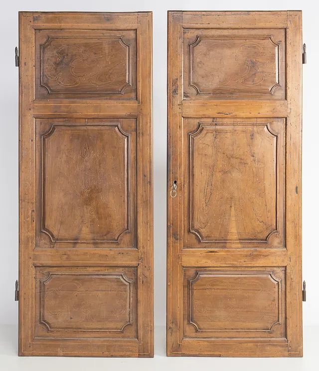 Catalan walnut cabinet with boxwood marquetry, 18th Century.