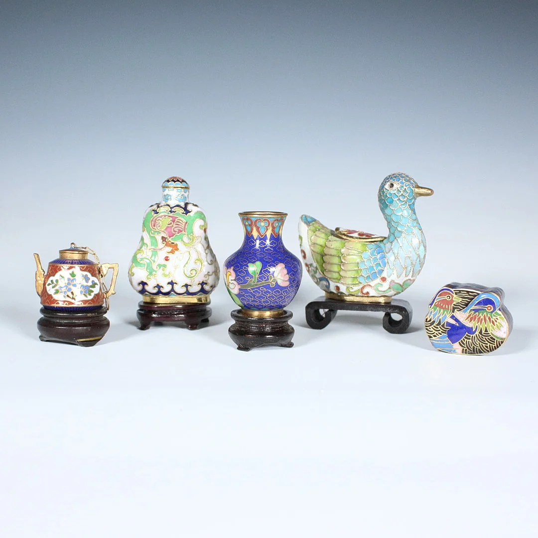 Konvolut Cloisonné, 5-teilig, wohl China. — Asiatica — Stockholms Auktionsverk Düsseldorf/Neuss