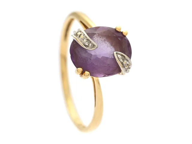 RING, 18K guld, ametist, 2 åttkantslipade diamanter, stl 18,25 mm, vikt 2,5 g.