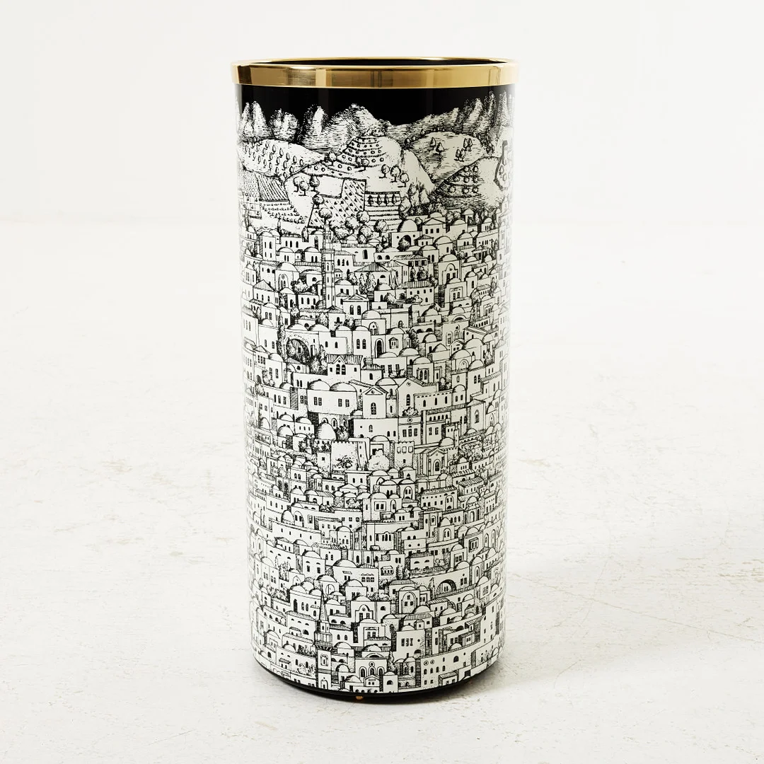 PIERO FORNASETTI. paraplyställ, "Gerusalemme/Jerusalem", Milano, Italien, emaljerad plåt med tryckt dekor med fågelperspektiv över staden Jerusalem. — Other — Stockholms Auktionsverk Magasin 5