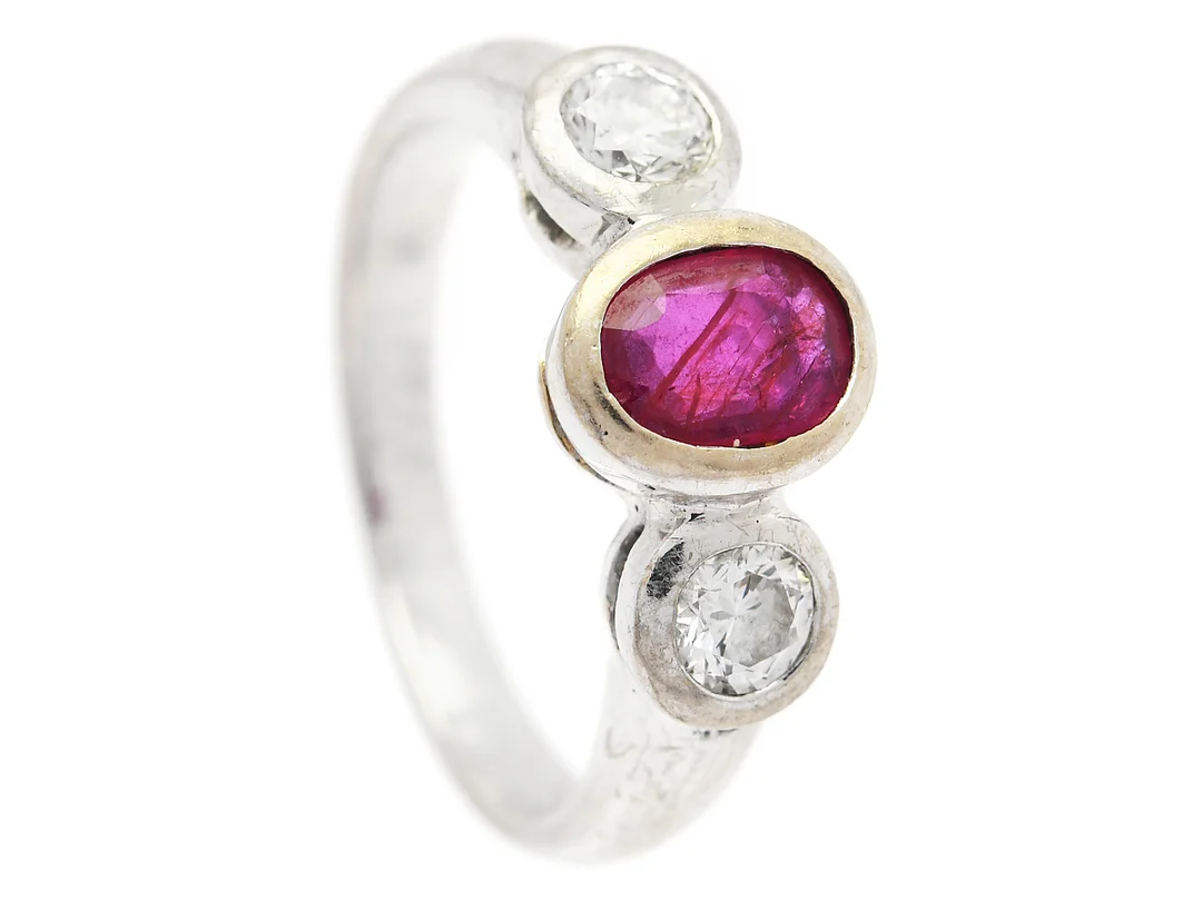 RING, 18K vitguld, ovalslipad rubin, 2 briljantslipade diamanter ca 0,40 ctv ca W/VS, stl 17,5 mm, vikt 6,6 g, ytsprickor på rubinen. — Smycken/Ring — Kaplans