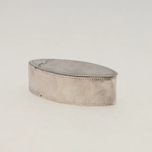 A GEORGE III NAVETTE-SHAPED SNUFF BOX.