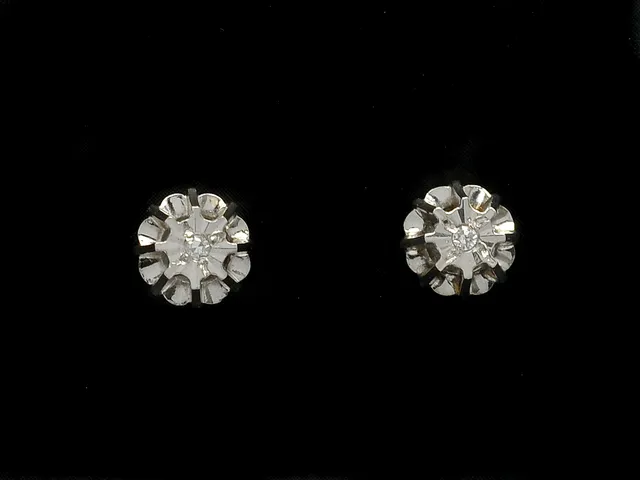 ENSTENSÖRHÄNGEN, 18K vitguld, 2 åttkantslipade diamanter ca 0,01 ctv, stift, vikt 1,8 g.