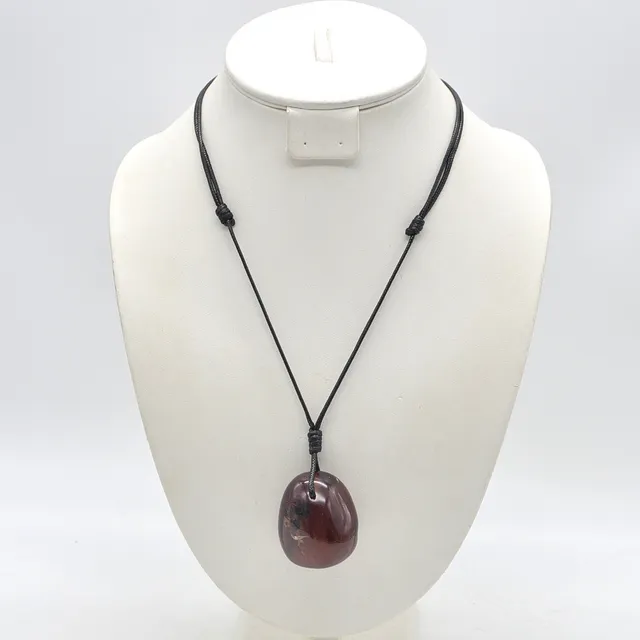 BLAUER BERNSTEIN ALS COLLIER, POLIERTE OBERFLÄCHE, MIT NATÜRLICHEN EINSCHLÜSSEN, 20. JAHRHUNDERT.