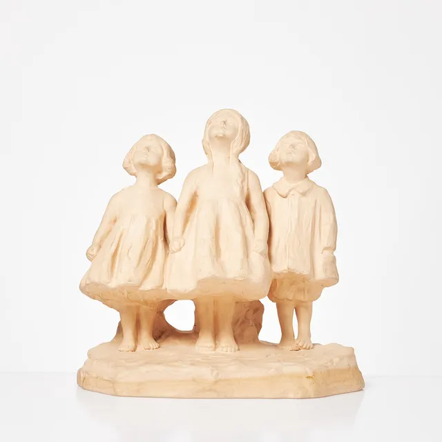 ALICE NORDIN (1871-1948), Skulptur, "Barn som ser efter vildgässen", lergods, signerad.