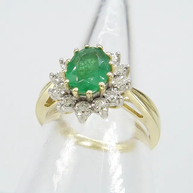 EMERALD & DIAMOND cluster ring.