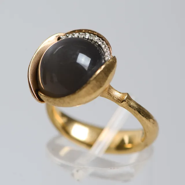 CHARLOTTE LYNGGAARD. Ring, "Lotus 3",18K guld, Ole Lynggaard.