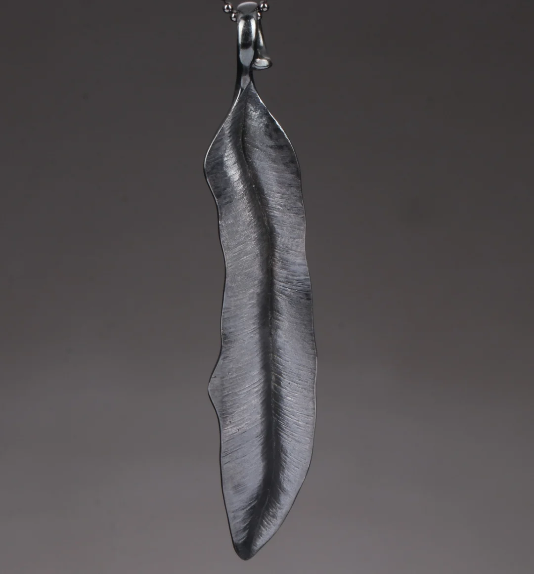 Ole Lynggaard. Leaves vedhæng med halskæde af oxideret sølv — Jewellery/Necklaces, pendants — Lauritz