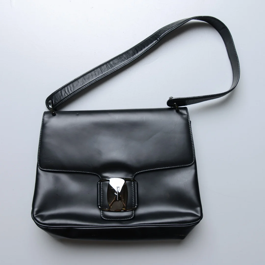 SALVATORE FERRAGAMO. Handväska, skinn och metall. — Vintage & Designer Fashion — Formstad Auktioner