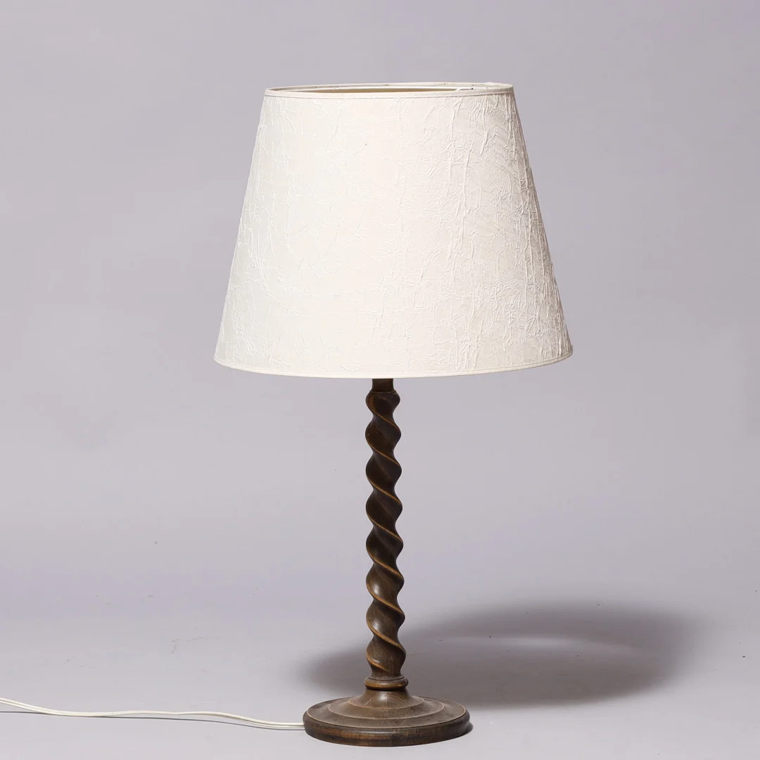 Skulpturel bordlampe af bejdset bøg, snoet stamme, skræm af kunststof, antageligt dansk, 1900 tallets første halvdel. — Table Lamps — Palsgaard Kunstauktioner