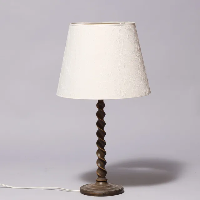 Skulpturel bordlampe af bejdset bøg, snoet stamme, skræm af kunststof, antageligt dansk, 1900 tallets første halvdel.
